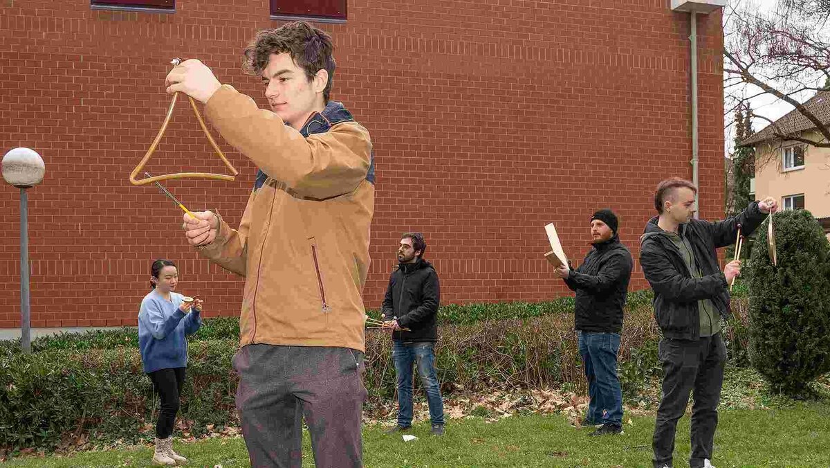 Schlagzeug-Spektakel im Freien: „Inuksuit“ - Hochschule für Musik