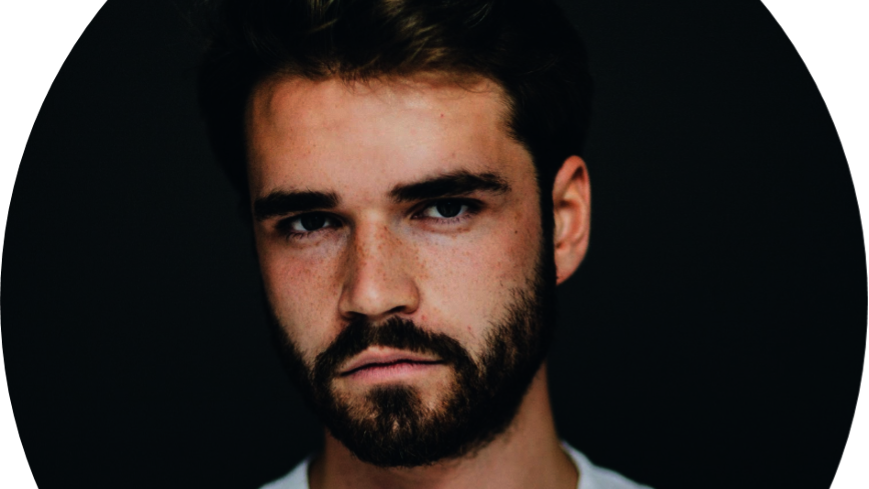 Auf dem Bild sieht man Julius Kopps Gesicht und deine Schultern. Er trägt ein weißes Hemd.