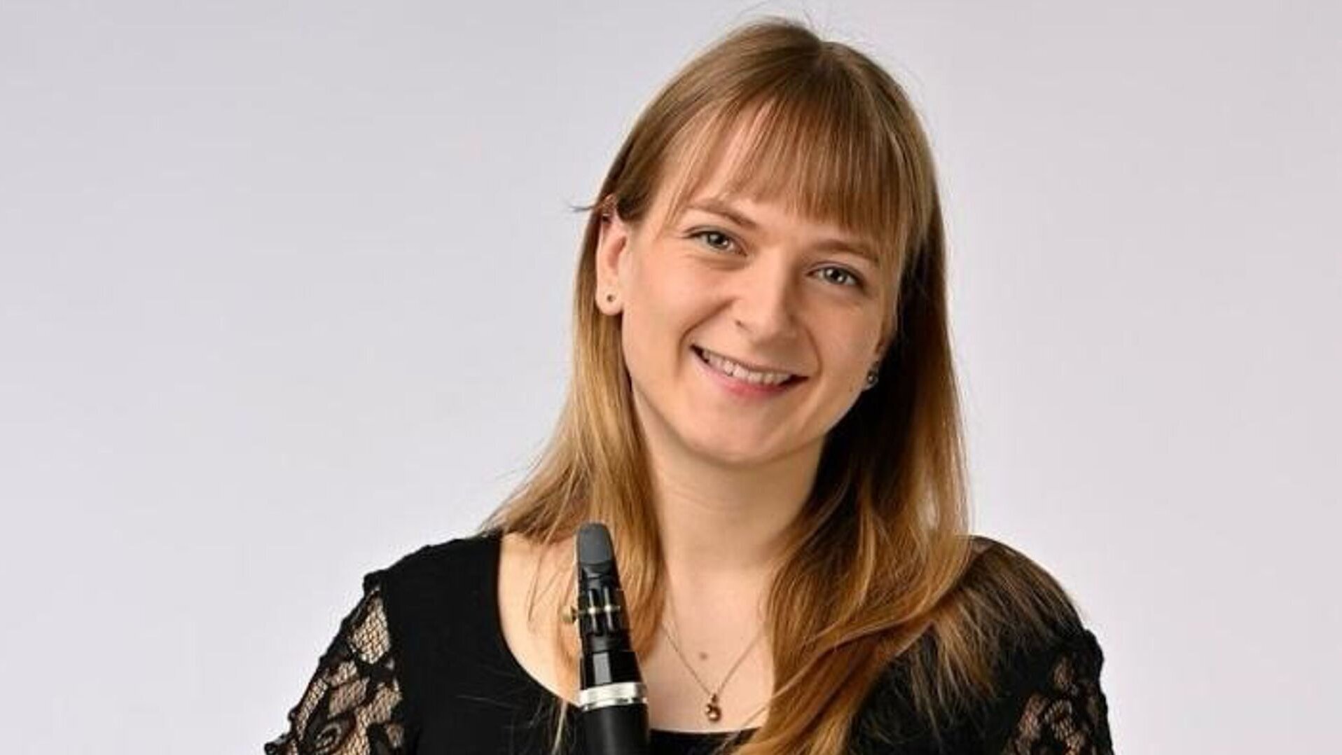 Lisa Wegmann in schwarzer Kleidung mit einer Klarinette in der Hand