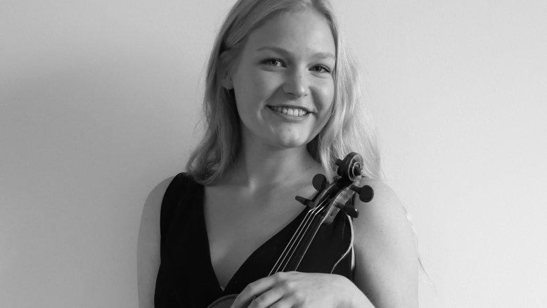Schwarz-weiß-Porträt von Lilli Felicia Schmitt mit Geige im Arm