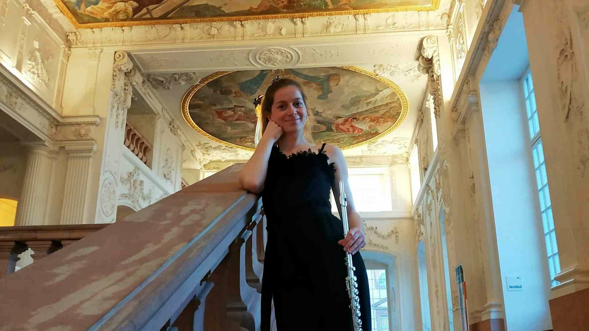 Lisa Le Cornec steht auf der Treppe eines Schlosses