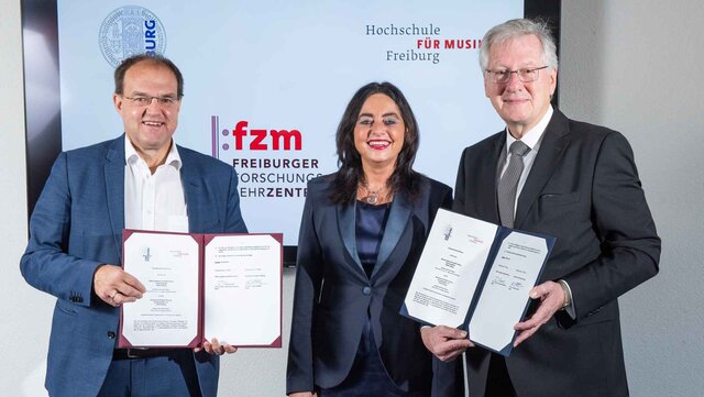 Rektor Ludwig Holtmeier, Prorektorin Claudia Spahn und Uni-Rektor Hans-Jochen Schiewer mit Urkunden in der Hand