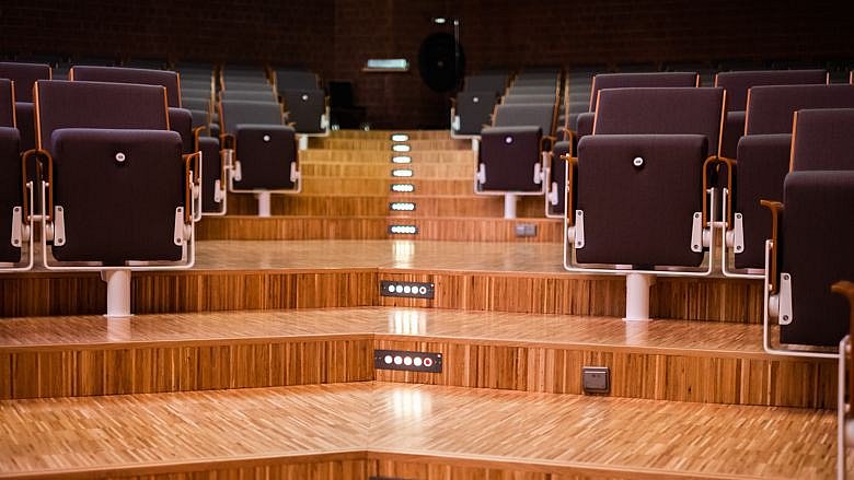 Ausschnitt vom Konzertsaal mit leeren Plätzen