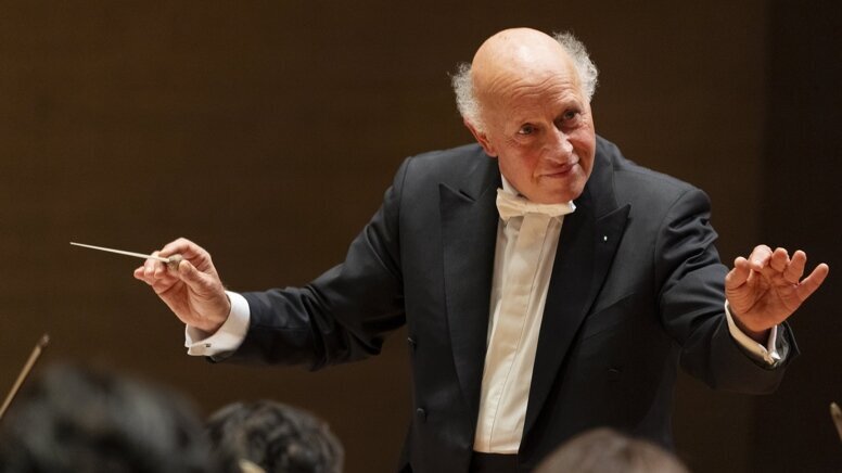 Wolfram Christ dirigiert bei einem Konzert