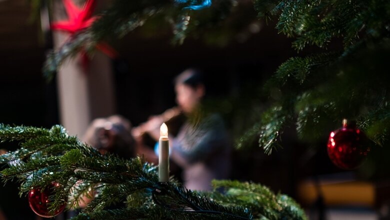 Foto des Adventskonzerts 2021 im Foyer der Hochschule