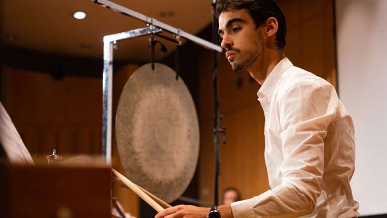 Schlagzeuger spielt bei einem Konzert