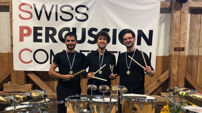Die drei Schlagzeug-Studenten nach ihrem Preisgewinn