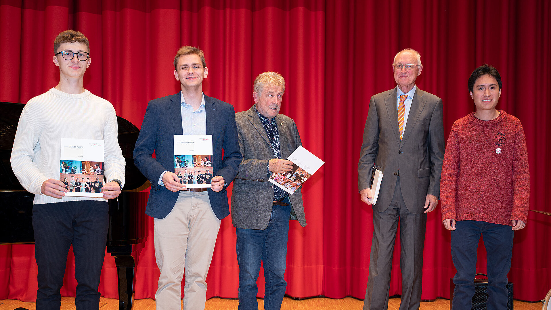 Damian Sulik, Luis Denzel, Josef Riediger, Dr. Michael Krenzler und Octavio Morales stehen mit Urkunden in den Händen auf der Bühne des Konzertsaals