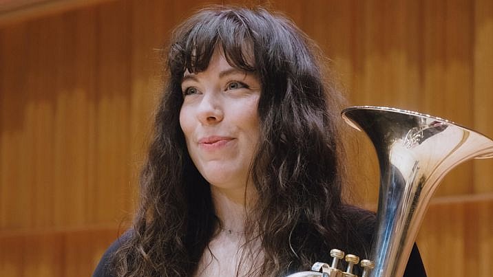 Anabel Voigt mit Horn