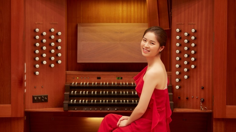 Die Organistin Eunsu Kim sitzt an einer Orgel