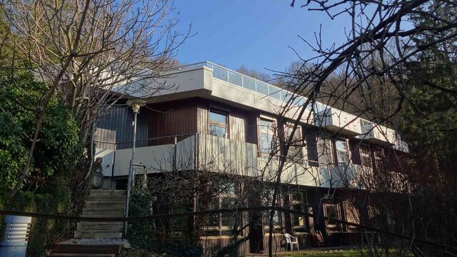 Grauer Flachbau der Hochschule in der Schöneckstraße