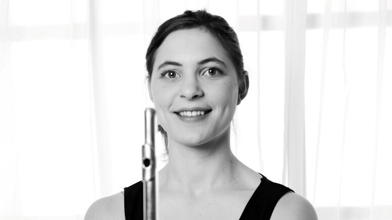 Bild, das die Querflötistin Svea Guemy zeigt