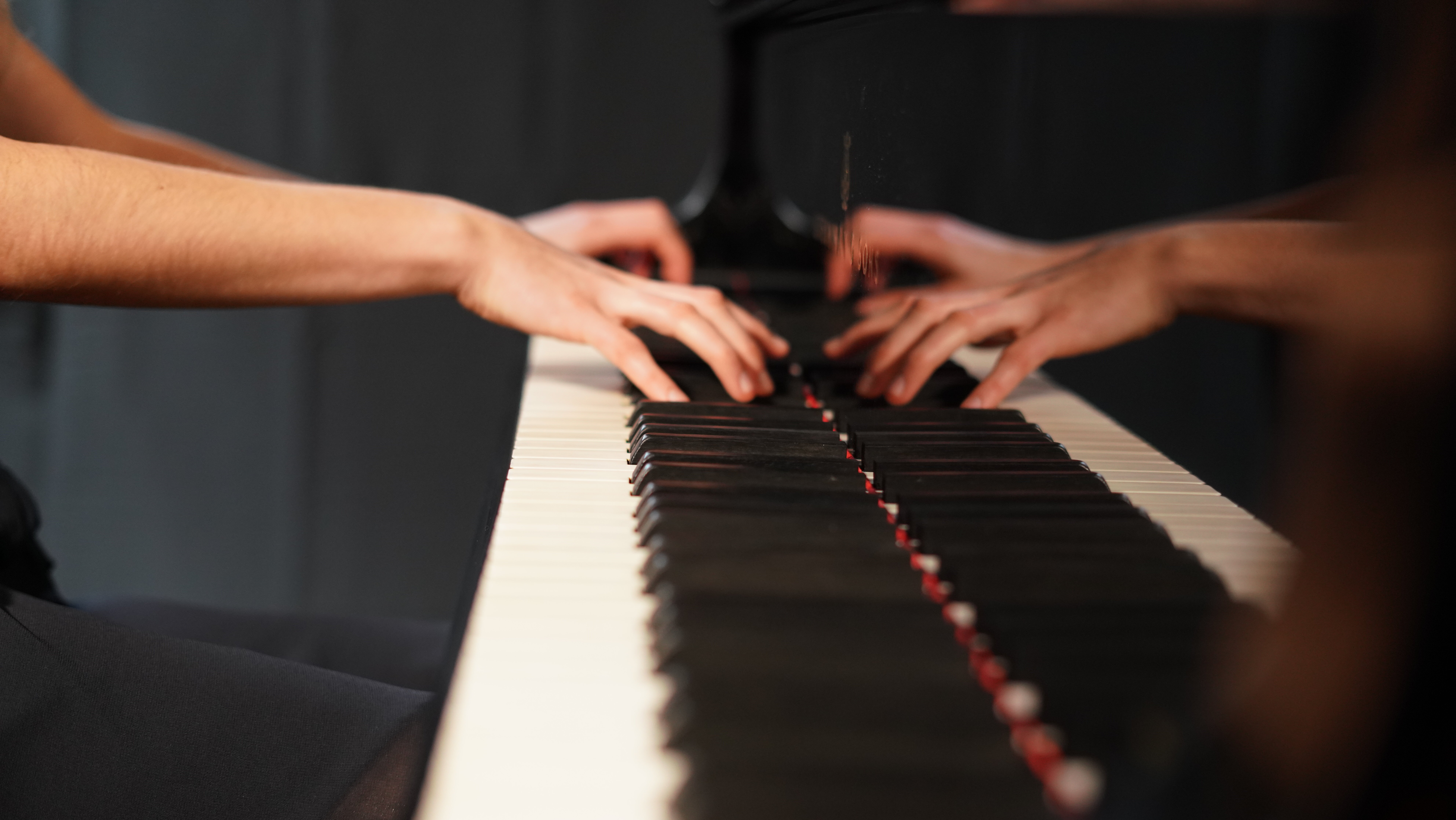 Hände eines Klavierspielers auf den Tasten