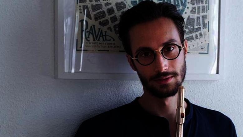 Foto von Mario Notaristefano mit seiner Querflöte in der Hand