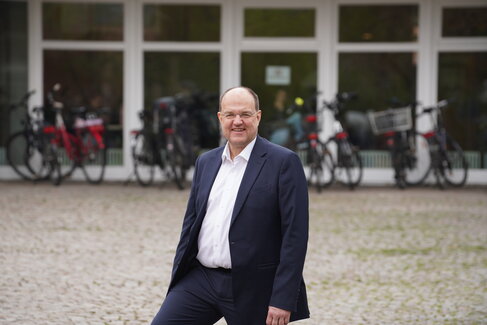 Ludwig Holtmeier vor dem Hauptgebäude der Hochschule für Musik Freiburg