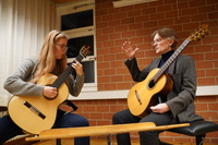 Gitarren-Professor Michael Hampel unterrichtet eine Studentin