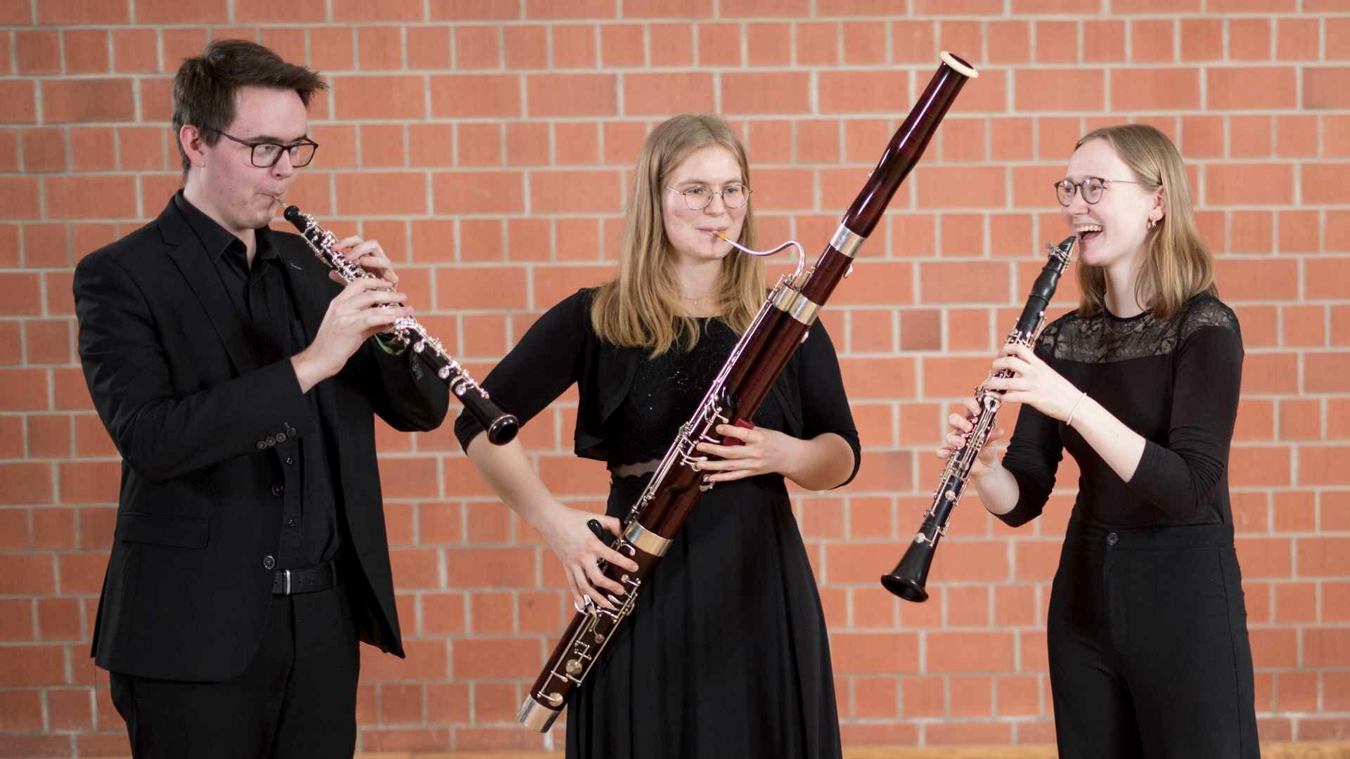 Drei Studierende spielen Oboe, Fagott und Klarinette