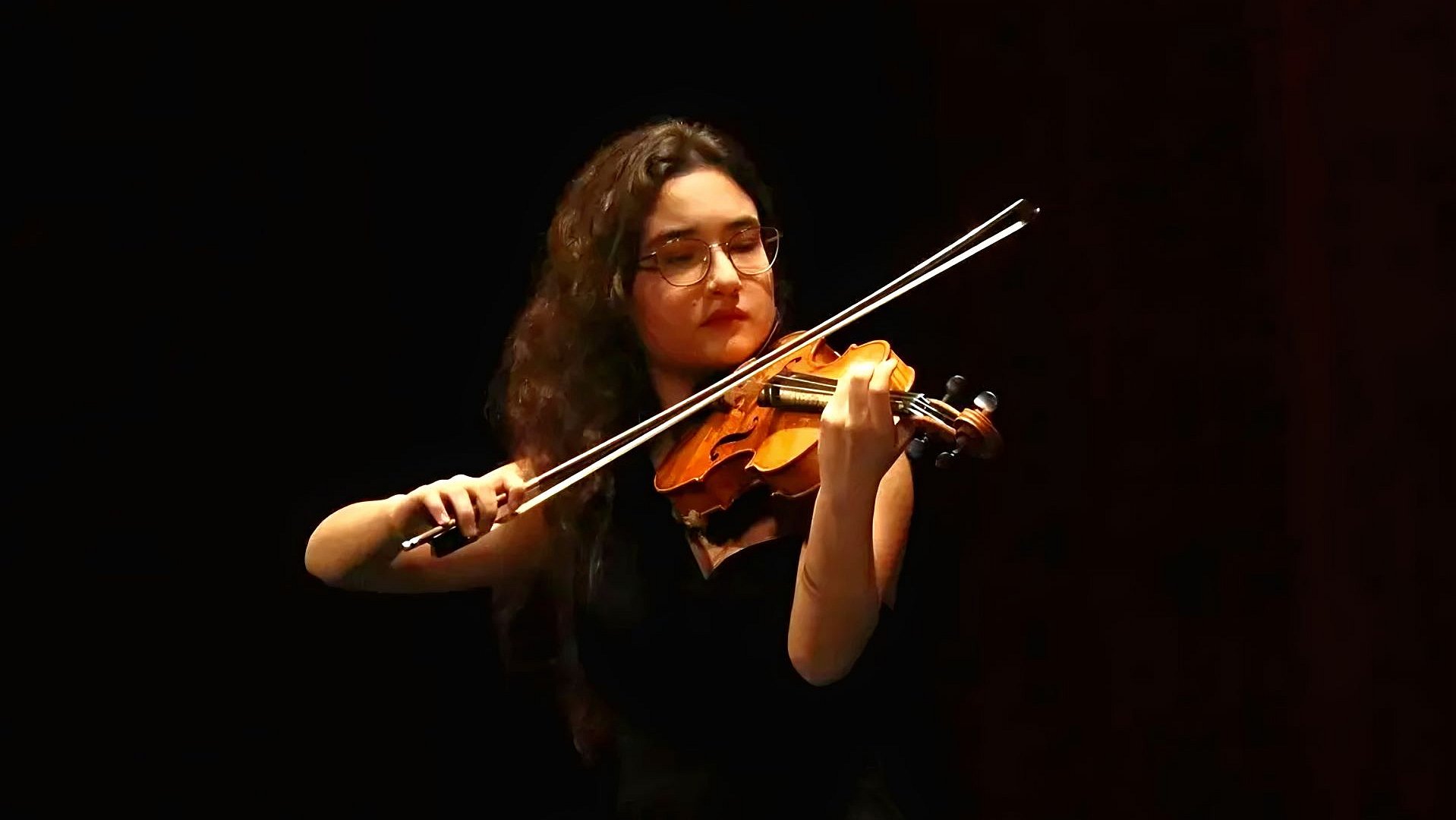 Almila Şerbetçi mit Violine