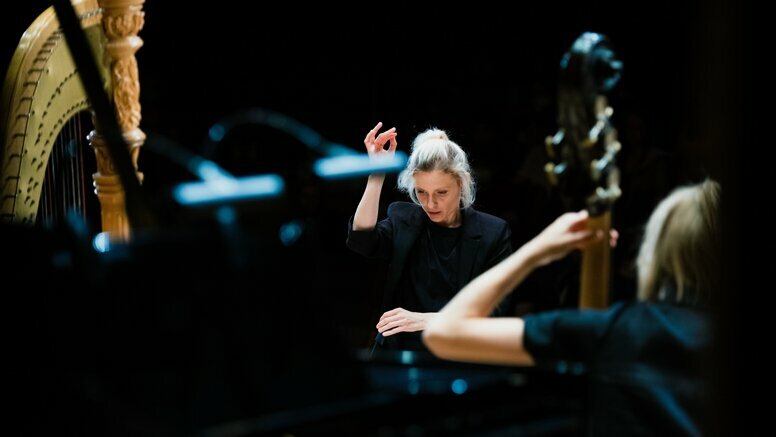 Friederike Scheunchen dirigiert bei einem Konzert