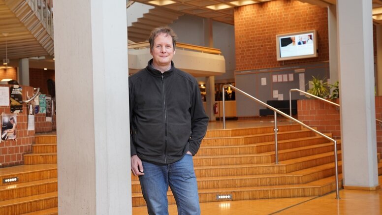 Henrik Rabien im Foyer der Hochschule für Musik Freiburg