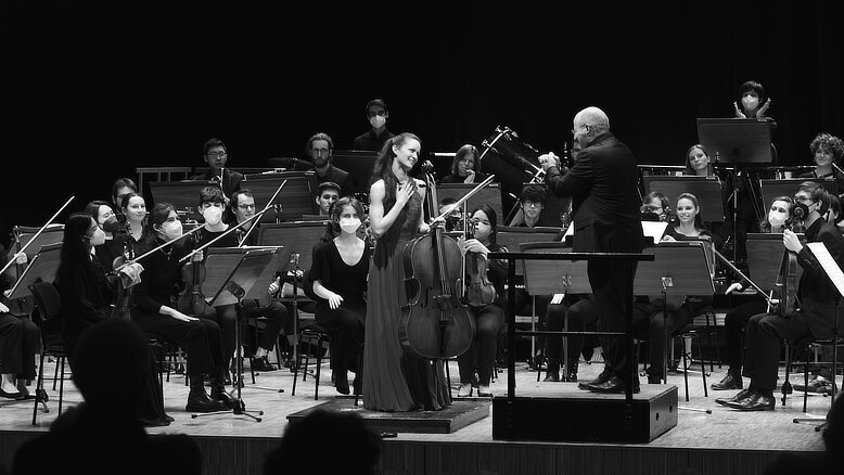 Die Cellistin Judith Wagner nimmt Applaus entgegen