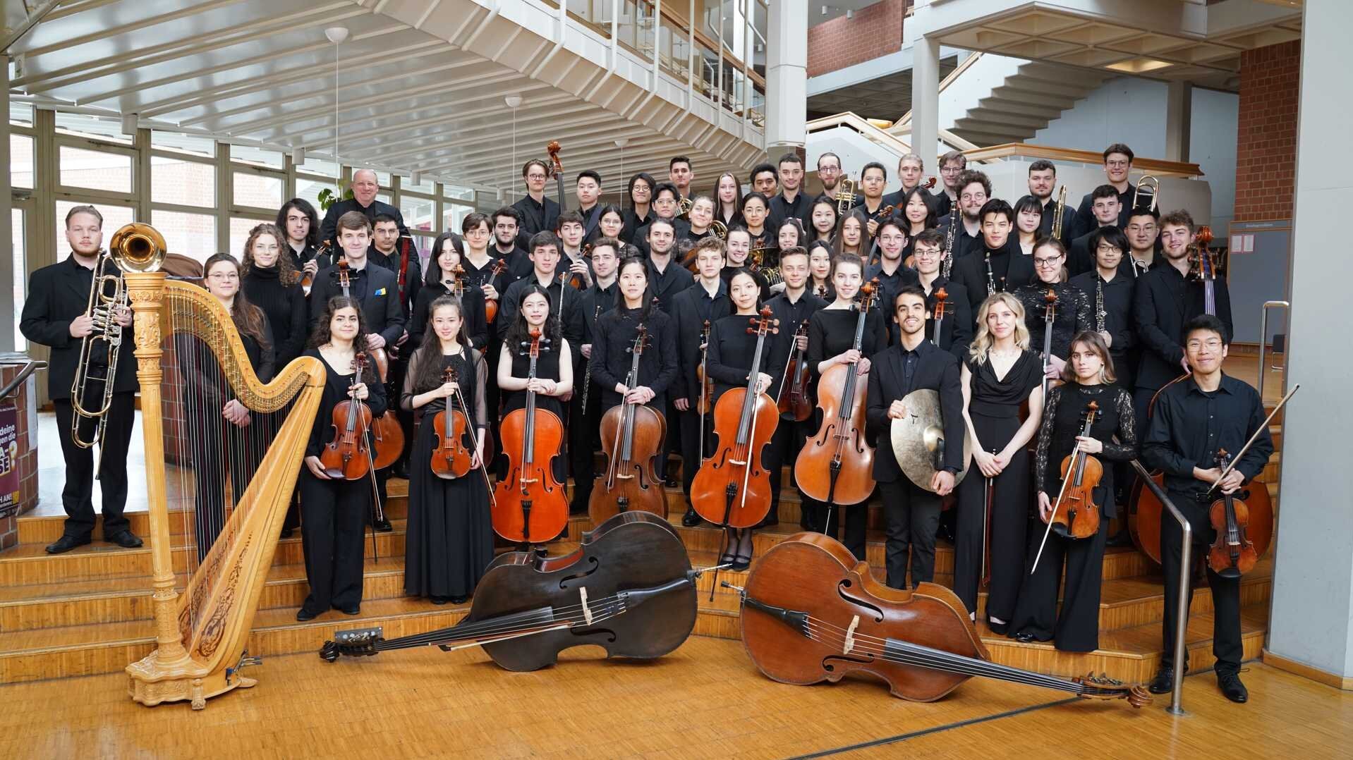 Gruppenbild des Hochschulorchesters im Foyer der Hochschule für Musik Freiburg