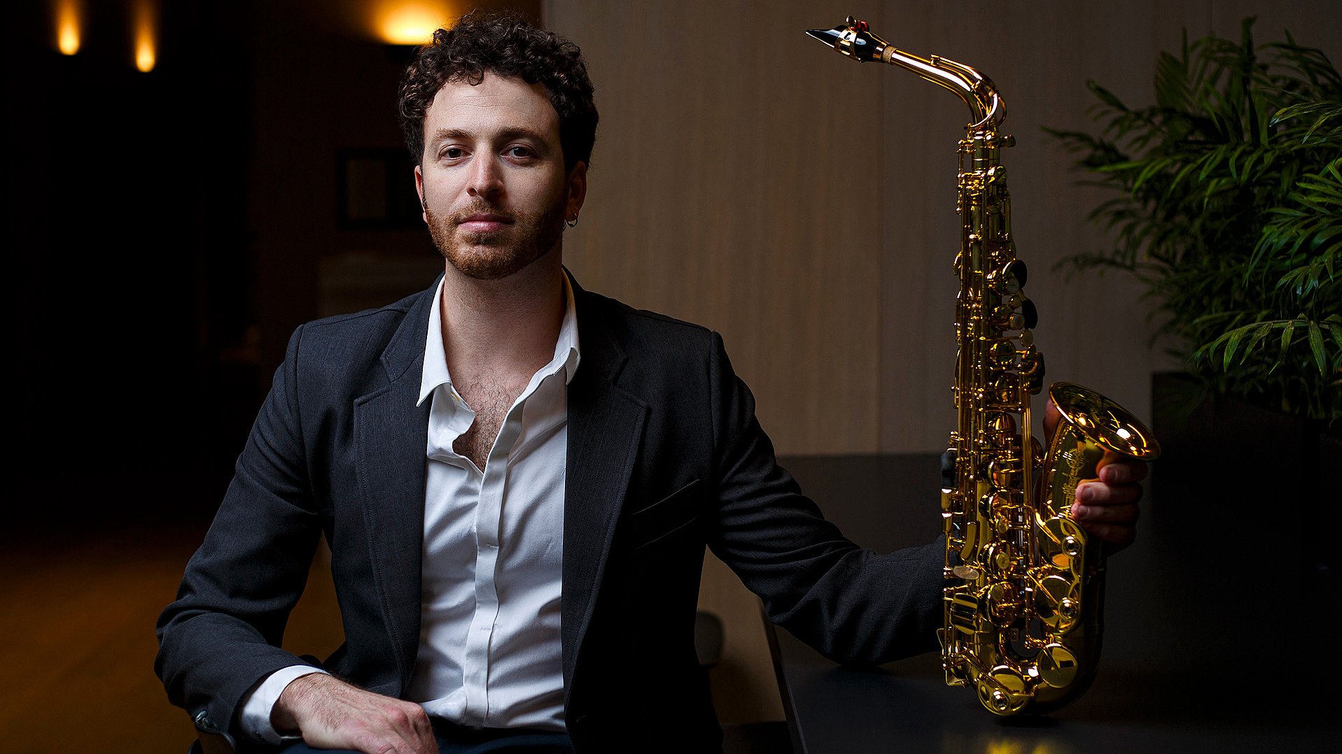 Yanir Ritter hält sein Saxofon