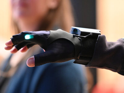 Das Bild zeigt eine Hand, die mithilfe eines Datenhandschuhs Musik steuert.