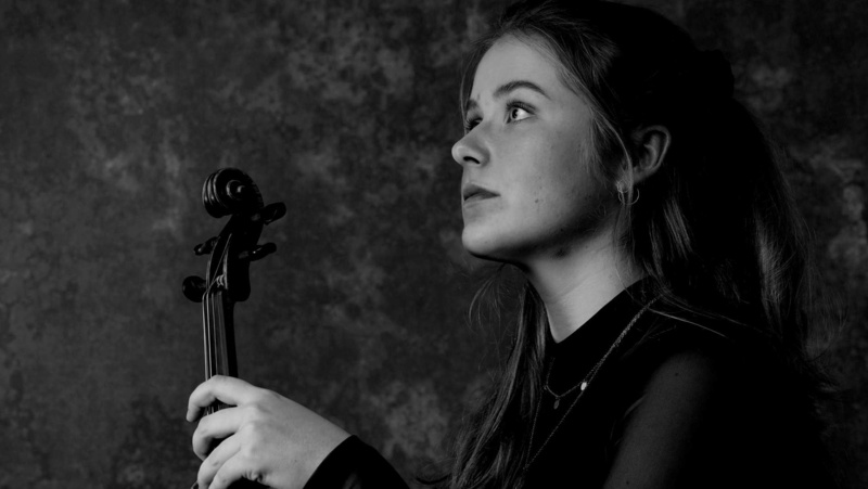 Schwarz-weiß-Porträt der Violinistin Katharina von Behren
