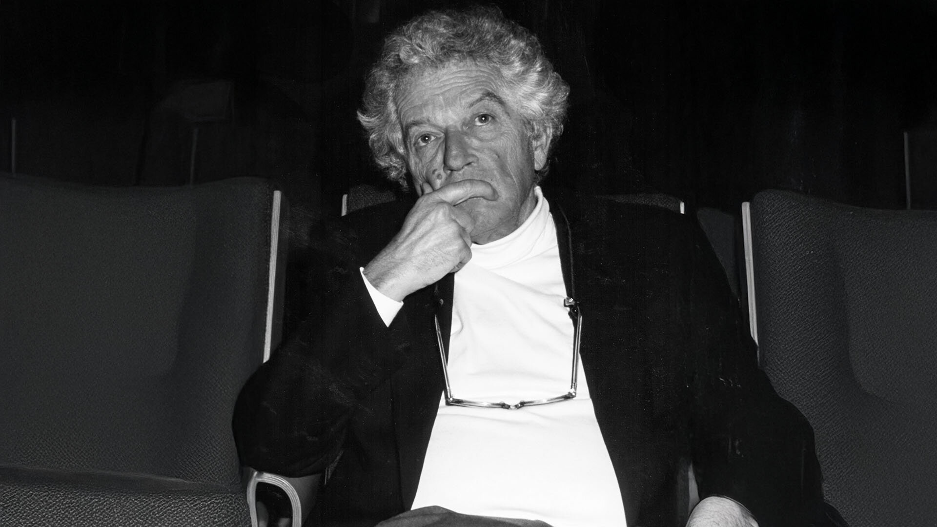 Aurèle Nicolet sitzt im Wolfgang-Hoffmann-Saal