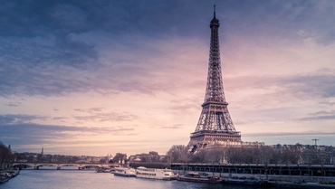 Stadtansicht von Paris mit dem Eiffel-Turm im Sonnenuntergang