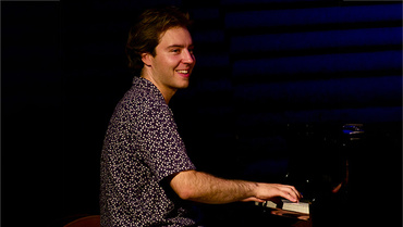 Tim Kornhaß am Klavier