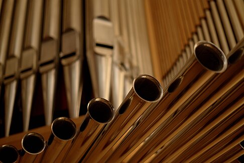 Orgelpfeifen der großen Konzertorgel im Wolfgang-Hoffmann-Saal der Hochschule