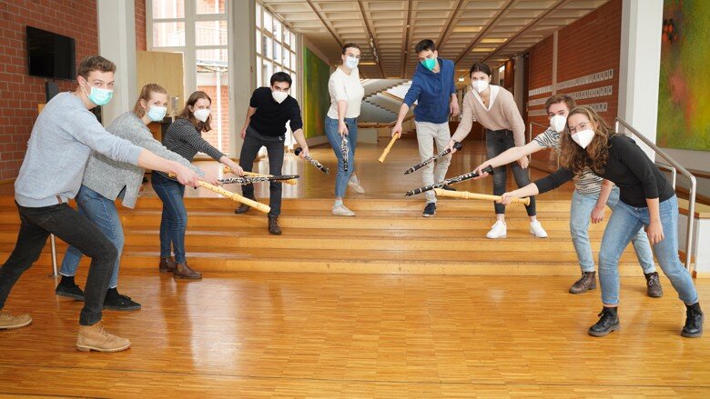 Studierende der Hochschule freuen sich aufs Spielen. Von links: Johann Sundermeier, Eszter Hernádi, Nura Natour, Ivo Ruf, Julia Rima, Mathis Wolfer, Inga Meyer, Jonathan Weimer, Alessandra Riudalbas.