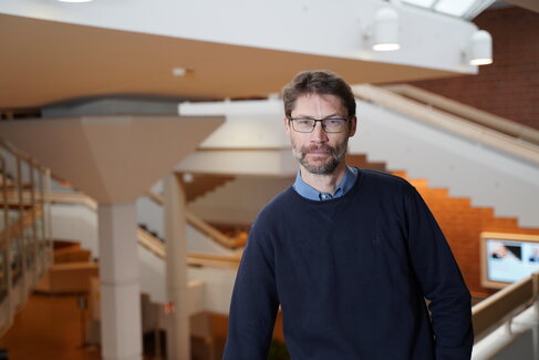 Hans Aerts steht im Foyer der Hochschule für Musik Freiburg