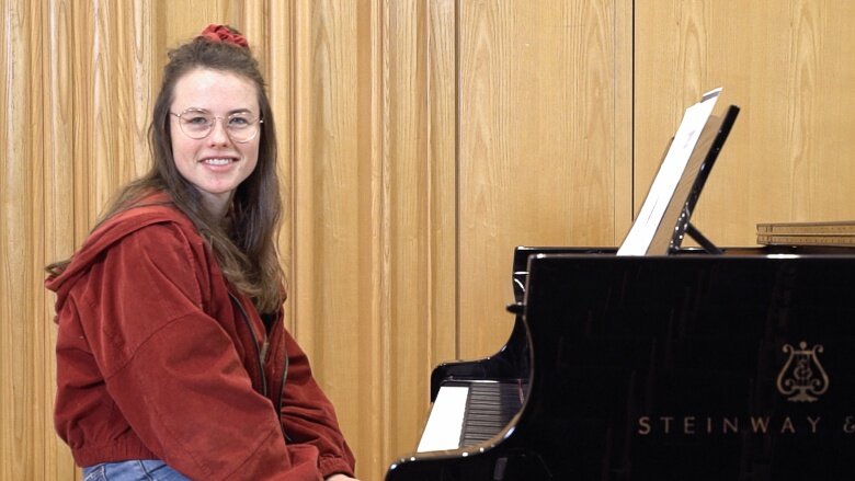 Alina Klotz sitzt am Klavier