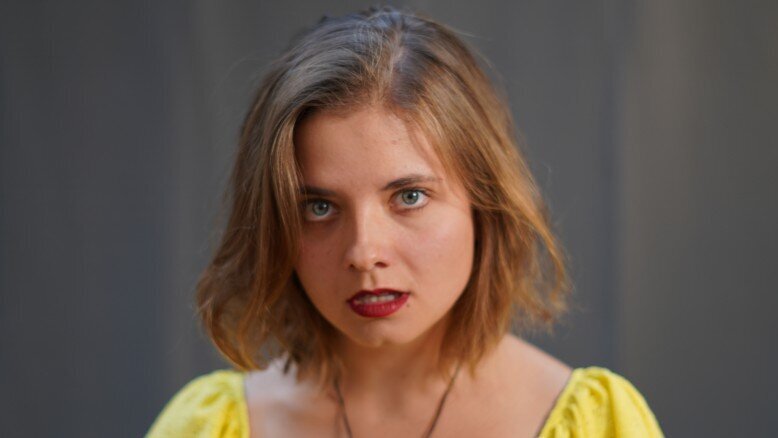 Junge Frau mit änegstlichem Gesichtsausdruck