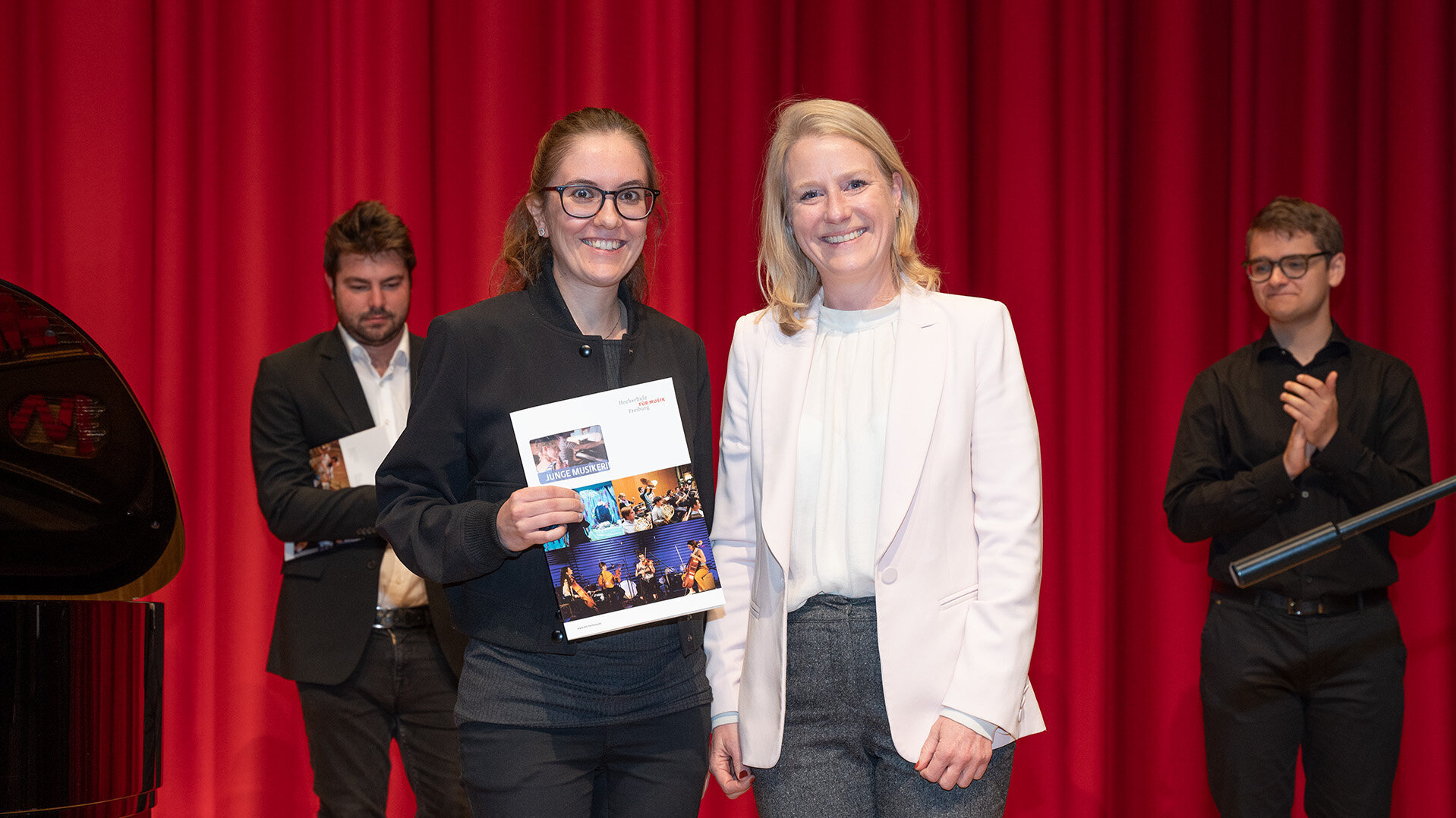 Sophie Bender überreicht Verena Bons ihrr Ukrunde