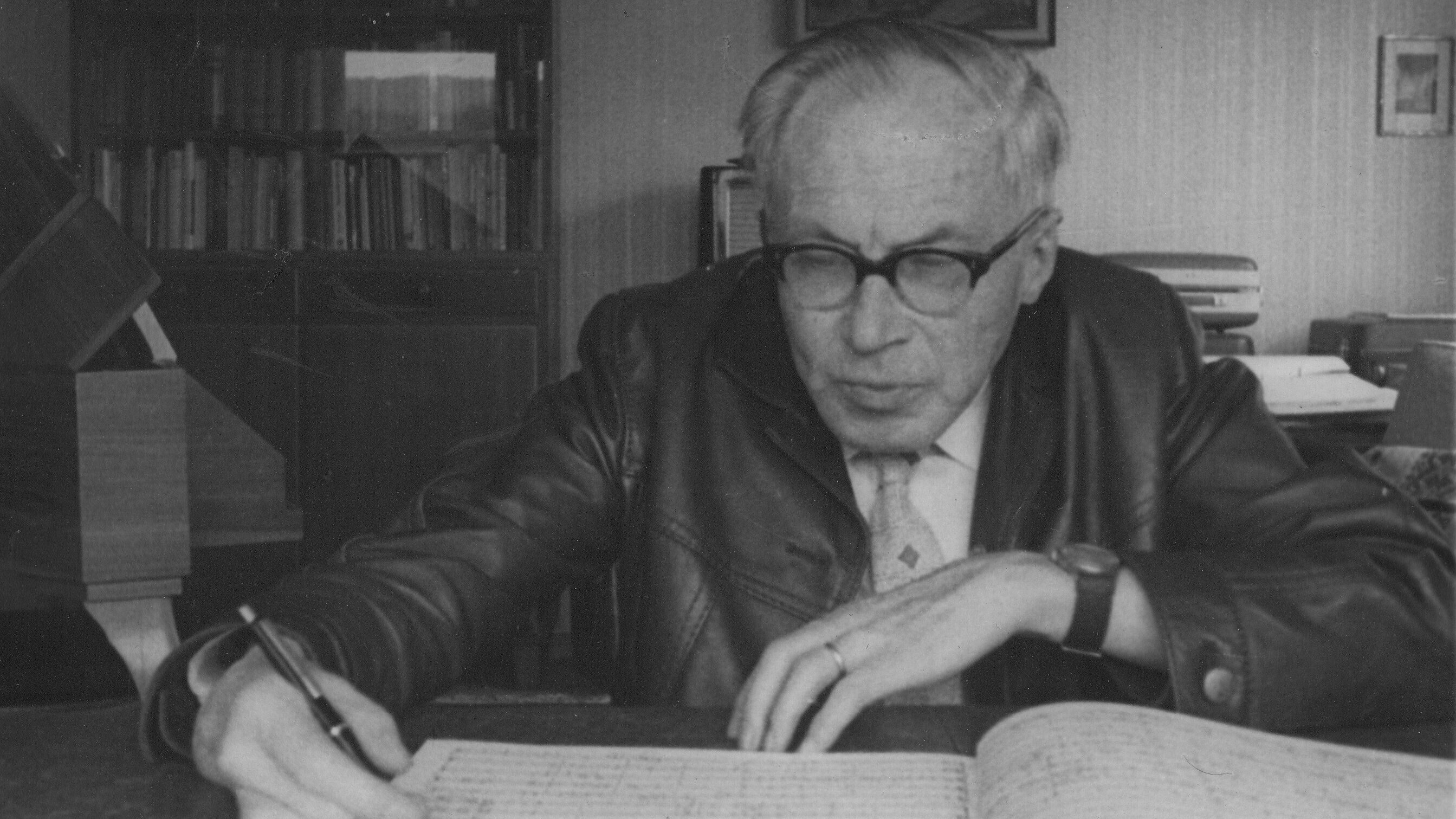 Kurt Boßler am Schreibtisch