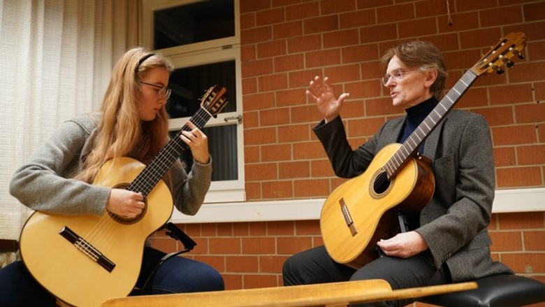 Gitarren-Professor Michael Hampel unterrichtet eine Studentin