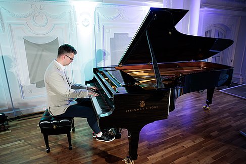 Prof.Daniel Freimuth am Klavier
