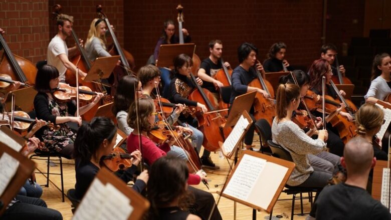 Das Hochschulorchester im Konzertsaal bei einer Probe