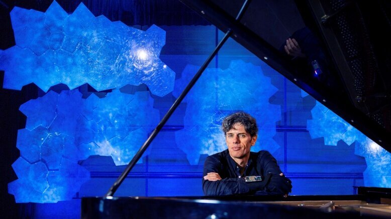 Klavierjazz-Professor Ralf Schmid hinter einem Flügel