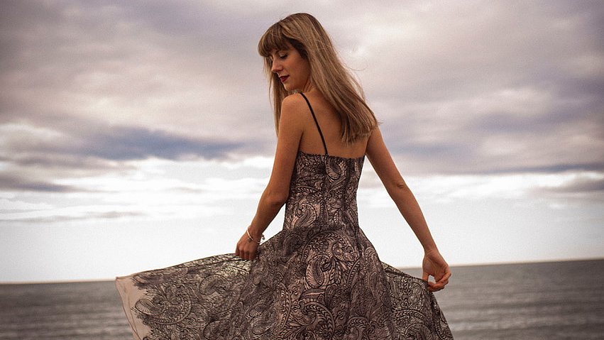 Elisa Rumici im Kleid am Meer