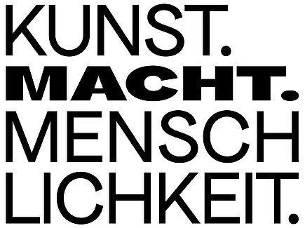 Schwarze Schrift auf weißem Hintergrund: "Kunst. Macht. Menschlichkeit."