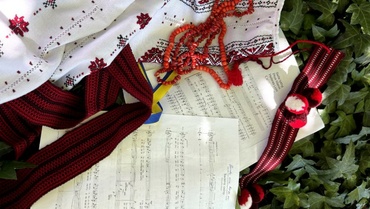 Ukrainische traditionelle Gegenstände und Notenblätter auf Efeu
