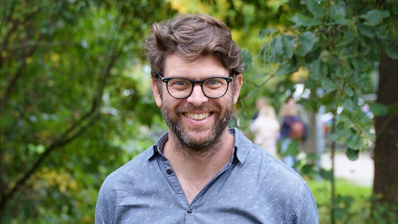 Prof. Dr. Thade Buchborn steht im Grün. Man sieht ein Profilbild von ihm.