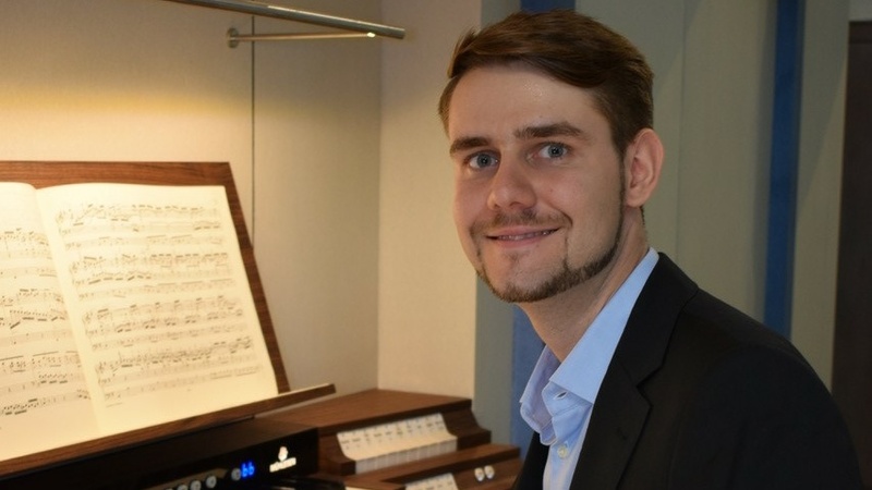 Max Deisenroth an der Orgel