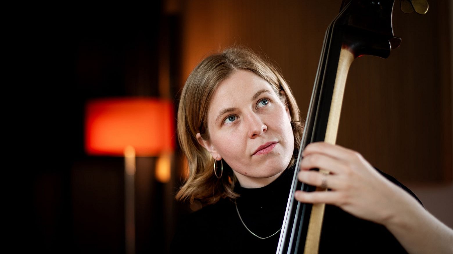 Tabea Kind mit Kontrabass