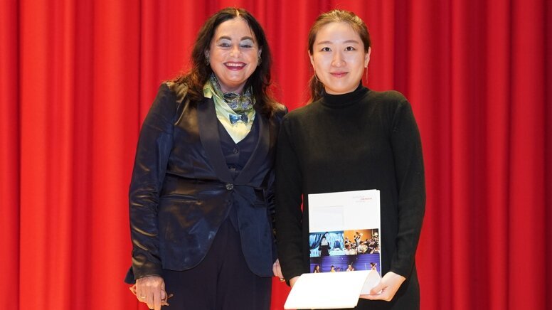Yeseul Moon und Claudia Spahn auf der Bühne des Konzertsaals